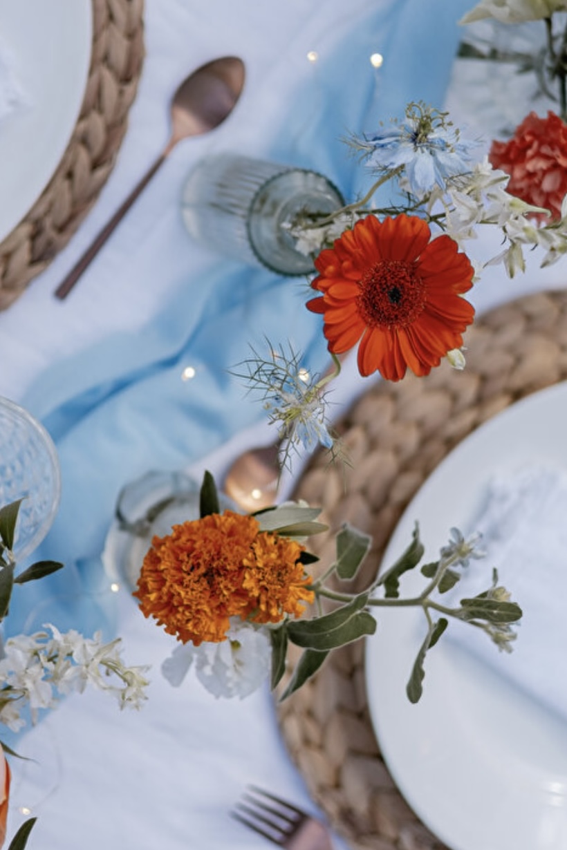 Table blanche avec décoration florale